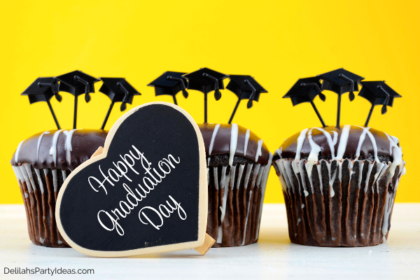 Chocolate Happy Graduation Day Cupcakes