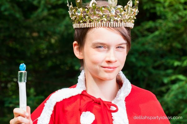 teen dressed as King for costume party