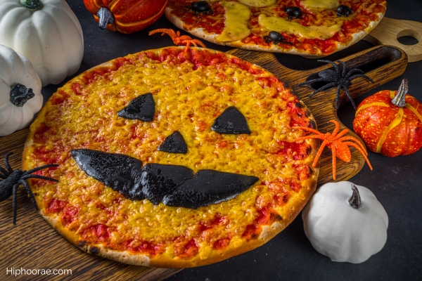 pizza designed like a pumpkin